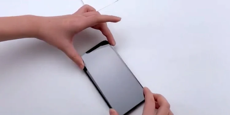 Installing screen protector on mobile